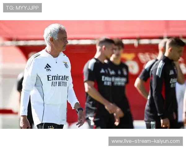 穆里尼奥开玩笑问小将内托：若你上场能否应付？后者欧冠首秀表现沉稳。